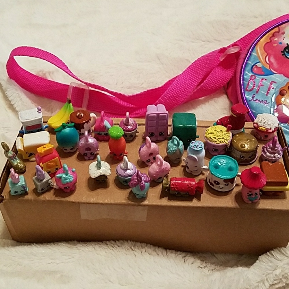 Shopkins small purse & 32 shopkins